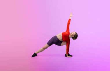 Vücut uzunluğunun tamamı atletik ve sportif kadınlar tarafından izole edilmiş arka planda sağlıklı ve meditasyon egzersizi yaparken çekildi. Sağlıklı aktif ve vücut bakımı yaşam tarzı