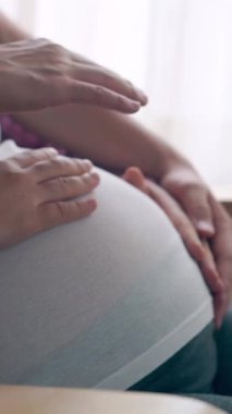 Hamile çift, evde sevgi hisseder ve rahatlar. Hamile bir kadın hamile karnında bebek taşıyor. Baba, hamile anneye göz kulak ol. Annelik ve hamilelik bakımı kavramı.