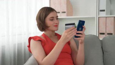 Kadın alışverişi ya da internet pazarında online ödeme modern yaşam tarzı için satış öğeleri arama ve prim siber güvenlik yazılımı tarafından korunan cüzdan çevrimiçi ödeme için kredi kartı kullanma