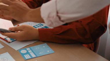 Mobil uygulama ya da web sitesi için kullanıcı arayüzü prototipi planlayan şirket çalışanlarının panorama videosu. UX UI tasarım beyin fırtınası kullanıcı dostu arayüz planı tasarlıyor. Sinerjik