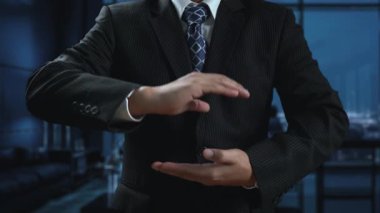 İş adamı, QC ve QA standartlarının karşılandığından emin olmak için katı kalite güvencesi protokolleri uyguluyor. Kalite güvencesi ile sertifikalı ürün mükemmelliğine ulaşmak. Kullanıcı Kimliği