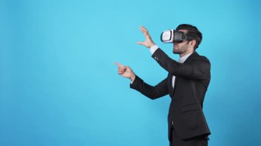 Profesyonel işadamı VR gözlük takarken mali verileri kontrol ediyor. Akıllı proje yöneticisi artırılmış gerçeklik kullanarak pazarlama stratejisi planlarken elini hareket ettiriyor. Aygıt.