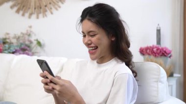 Genç bir kadın internet üzerinden alışveriş yapmak için internet üzerinden internet üzerinden internet üzerinden alışveriş yapıyor. Modern ve konforlu çevrimiçi alımlar güvenli ve uygun alışverişleri sağlar.