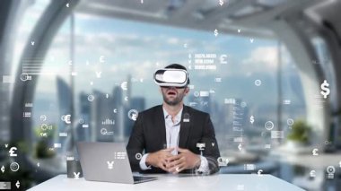 Akıllı yönetici VR gözlük kullanıyor ve döviz ve mali tablolara bakıyor. Profesyonel iş adamı, istatistiksel grafik hologramıyla pazarlama fikrini konuşuyor ve tartışıyor. Aygıt.