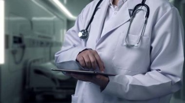 Doktorun laboratuvar önlüklü, elinde tıbbi haçlı tablet olan fotoğrafını çek. Yetenekli bir tıp çalışanı, teknolojik yenilikler kullanarak teşhis verilerini araştırıyor ve acil servisleri kontrol ediyor. İyileştirici.