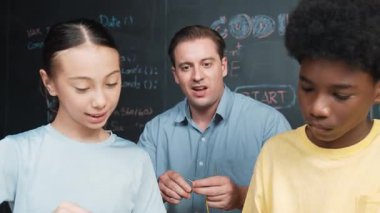 Kafkas öğretmeni elektrikli aletten bahsederken öğrenci de elektronik ekipmanlarla robot modelini tamir ediyor. Çeşitli akademik çocuklar ana kurul yapısını öğreniyor. Öğretim