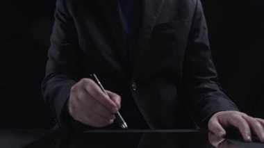 İş adamı çok kanallı stratejileri entegre ediyor, çevrimiçi alışveriş ve pazarlama erişimini artırıyor. Birbirine bağlı marka deneyimleri yaratmak için çok kanallı pazarlamanın gücünü keşfedin. Kullanıcı Kimliği