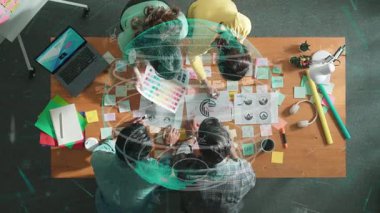 Küresel bağlantı ve bulut bilgisayarı kullanmaktan bahsederken renk paletleriyle toplantı masasında yapışkan notlar kullanarak yaratıcı tasarımcının beyin fırtınası fikrine üst düzey bir bakış açısı. Sempozyum.