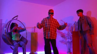 Neşeli beyaz dansçı, gündelik kıyafetleriyle dans ediyor ve arkadaşına tezahürat yapıyor. Kafkasyalı bir adam ve İspanyol bir hippi sokak dansı yaparken bir yandan da mutlu bir takıma bakıyorlar. Mutluluk.