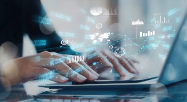 İş adamı, tahminsel büyük veri modellerinden gerçek zamanlı analizlere uzanan eğilim ve içgörüleri ortaya çıkarmak için veri analizlerini derinlemesine inceleyerek, veri güdümlü kararların analitik endüstriyi nasıl ileri götürdüğünü öğrenir