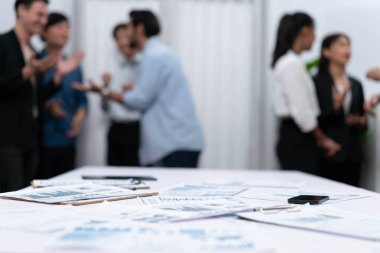 İş zekası ve analist ekibinin iş görüşü ve pazarlama planlama için toplantı odasında BI Fintech 'i kullanmasının bulanık geçmişine sahip belgelerde görülen finansal verileri analiz ettim. Tedbirli