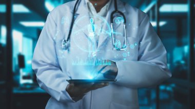 Doktorun bütün vücudunu gösterge paneline dayayıp laboratuarda teşhis belirtilerini göstermesine yakın çekim. İnsan anatomisini inceleyen ve inceleyen profesyonel bir tıp çalışanı. Teknoloji. İyileştirici.