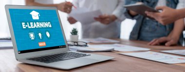 İnternet ağında öğrencilerin çalışabilmesi için canlı yazılımlı e-öğrenme sitesi