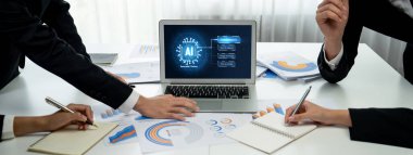 Yapay zeka teknolojisini çalıştırmak için komut mühendisi ve kullanıcı kolaylığı için üretici yapay zeka yardımcı araçları insanların yapay zeka hareketini teşvik ederek üretken yapay zeka fonksiyonları ile çalışmasına yardımcı olur