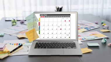 İş fikri için yaratıcı ve analitik beyin fırtınası için yapışkan bir not ve dizüstü bilgisayarında BI veri paneli var. Pazarlama stratejisi için finansal veri görselleştirme teknolojisini analiz et. Dahi.