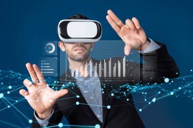 İş adamı, tahmin edilen büyük veri modellerinden gerçek zamanlı analizlere uzanan eğilimleri ve görüşleri ortaya çıkarmak için veri analizlerini derinlemesine inceleyerek, veri güdümlü kararların analitik endüstrileri nasıl ileri götürdüğünü öğrenir Faas