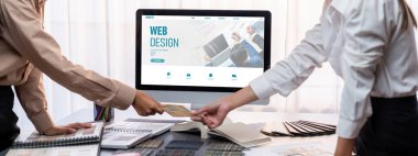 Masadaki bir grup iç mimar takımı dizüstü bilgisayarında mimari yazılım bulunan çeşitli ruh hali tahtası örneklerini seçiyor. Modern yenileme ve iç malzeme seçimi konsepti. İçgörü