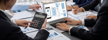 İş zekası ve veri analizi kavramı. Analizci ekibi laptop ekranında finansal veri analizi üzerinde çalışıyor. Etkili iş stratejik planlama için pazarlama göstergesi olarak. İçgörü