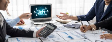 İş zekası ve veri analizi kavramı. Analizci ekibi laptop ekranında finansal veri analizi üzerinde çalışıyor. Etkili iş stratejik planlama için pazarlama göstergesi olarak. İçgörü