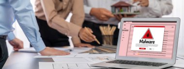 İç mimar tasarımcı grubu, daha kesin tasarım için planlar ve dizüstü bilgisayar ekran mimari yazılımı üzerinde birlikte tartışıyorlar. Modern ev tasarımı ve yenileme. İçgörü