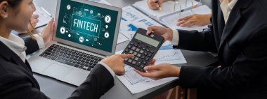 İş zekası ve veri analizi kavramı. Analizci ekibi laptop ekranında finansal veri analizi üzerinde çalışıyor. Etkili iş stratejik planlama için pazarlama göstergesi olarak. İçgörü