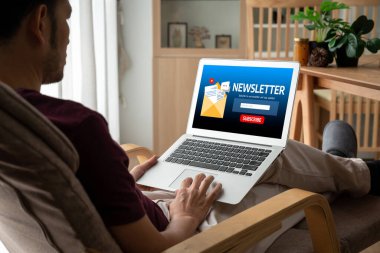 Müşterilerin abone olmak için bilgisayardaki haber belirleme sayfası Sugly Newsletter güncelleme bilgilerini aboneye aktarması