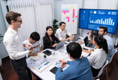 Analist ekibi toplantı odasındaki mali verileri analiz etmek için BI Fintech 'i kullanıyor. İş adamları iş görüşü ve stratejik pazarlama planlaması için BI 'ın torpido gözünü inceliyor. Tedbirli