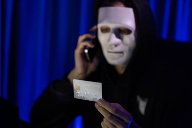 Kredi kartı sahibini arayıp gizli bilgilerle tehdit etmek için beyaz suçlu maskesi. Tüm veritabanları, güvenlik ihlali yapmaya çalışarak şifre şifreleme yapmak için. Bireysel.