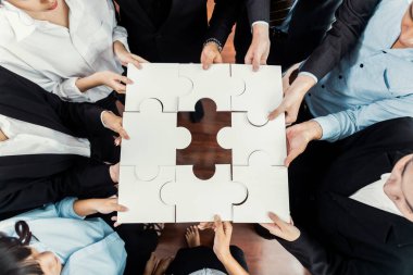 Üst düzey iş adamları yapboz parçalarını tutuyor ve bunları etkili çözüm çözümleri olarak birleştiriyor. Takım çalışması, ortak görüş ve çeşitli yetenekleri birleştiren ortak hedef. Çok titiz.