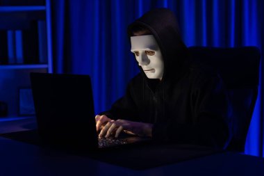 Beyaz suçlu anonim maskesi kodlama şifrelemesi yüklüyor. Programlama ile güvensiz mahremiyet sağlamaya çalışıyor. Bilgisayardan fidye için büyük bir veritabanı almaya çalışıyor. Bireysel.