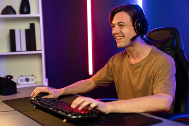 Kazanmak için çevrimiçi oyun oynayan akıllı flama makinesinin sunucu kanalı, neon ışıklı odada seçilen takım yarışması için izleyicilerle birlikte canlı yayında canlı yayında kulaklık takıyor. Bireysel.