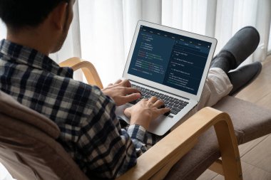 Model uygulama ve program kodlaması için bilgisayar ekranında yazılım geliştirme programlama