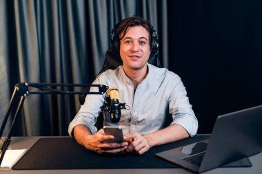 Akıllı yayın kuruluşundaki sunucu kanalı, modern stüdyoda güncel zamanı sıcak bir ışık altında takip etmek için sosyal medyada paylaşım, paylaşım, paylaşım ve yorum ile hayran kulübü sayfasını tanıtıyor. Bireysel.