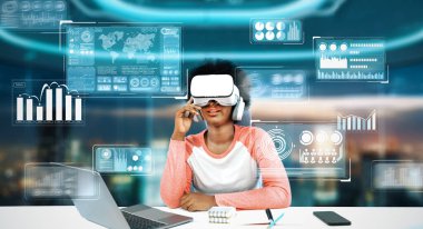 Masada ödev yaparken yapay zeka kullanarak metaevreleri birbirine bağlayan dizüstü bilgisayar ve artırılmış gözlük kullanan bir kız. Öğrenci holograma bakıyor ve bulanık ofiste oturuyor. Yaratıcılık.