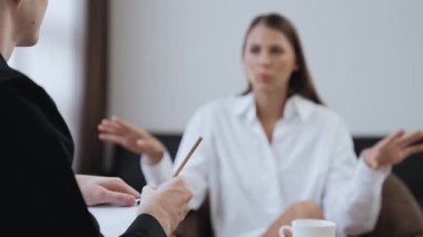 Psikolojik konsültasyon zihinsel problemde iyileşme kaydediyor, genç hasta terapi seansında, psikiyatrist de akıl hastalıkları konusunda tanı koyuyor. Zihinsel tedavi seansı. Düzenle