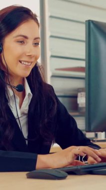 Ofiste çalışan kulaklık takan işadamları uzak müşteri ya da meslektaşlarını desteklemek için çalışıyorlar. Arama merkezi, tele pazarlama, müşteri destek acentesi telefon görüşmesinde hizmet sunar.