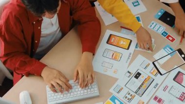 Mobil uygulama ya da web sitesi için kullanıcı arayüzü prototipi planlayan şirket çalışanlarının en iyi görünüm videosu. UX UI tasarımcı beyin fırtınası kullanıcı dostu arayüz planı. Sinerjik