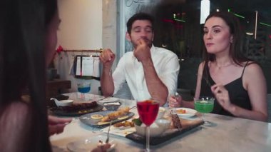 Grup arkadaşı ya da çift, lüks restoran şenlik ortamı ortamında özel ızgara et ve kızarmış balık lezzetli ve kokteyl içecekleriyle tanışmaktan keyif alır. Vinosity.