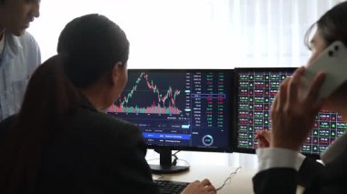 Hisse senedi borsası pazarlamasını analiz eden yavaş çekim şirketindeki yatırımcılar, kayıp için mum bar fiyatını analiz eden monitörlere bakıyor ve kazanç ve kâr elde ediyor. Filizlenen