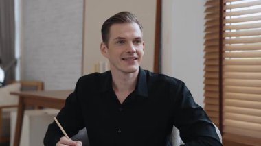 Psikolojik konsültasyon zihinsel problemde iyileşme kaydediyor, genç hasta terapi seansında, psikiyatrist de akıl hastalıkları konusunda tanı koyuyor. Zihinsel tedavi seansı. Düzenle