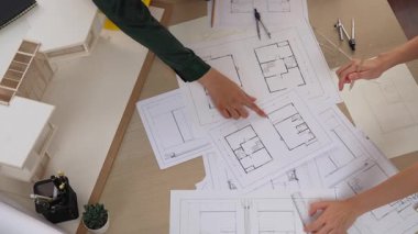 Müşteri denetimi ile yavaş çekim iç mimar taslağı hazırlamak ve ev dekorasyonunu müşteri talebine göre düzenlemek. Mimari müşteri hizmetleri. Filizlenen