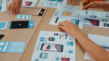 UX geliştiricisinin panorama videosu veya şirket tasarım kullanıcı arayüzü veya mobil uygulama için UI prototipi veya akıllı telefondan yazılım gösteren web sitesi yazılımı. Sinerjik