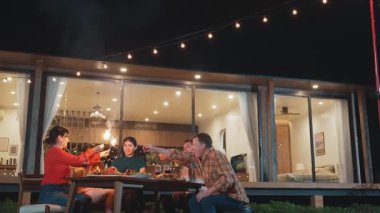 Mutlu aile, gece kutlama partisinde parlayan maytap tutuyor. Sevgili üyemiz birlikte kıvılcım oynamaktan hoşlanıyor. Nesiller arası uçurum için açık hava aktivitesi aile bağını güçlendirir. Uyumsuzluk.