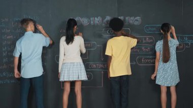 Çeşitli çocuklar kara tahta kullanarak program kodlamayı planlıyor. BTMM dersinde programlama sistemini öğrenirken karışık ırk yazarlığı ya da yaratıcı fikir üreten insanlar. Öğretim