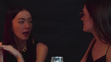 Güzel bir kadının portresi, lüks bir tezgah içecek barında arkadaşlarıyla sohbet edip, dilimlenmiş portakallı gazoz içerken. Kulüpte sosyetenin özünü yakalamak. Vinosity.