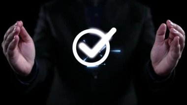 İş adamı, QC ve QA standartlarının karşılandığından emin olmak için katı kalite güvencesi protokolleri uyguluyor. Kalite güvencesi ile sertifikalı ürün mükemmelliğine ulaşmak. Kullanıcı Kimliği