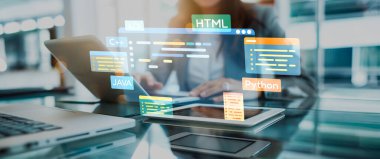 Yeni uygulama mobil telefon geliştirme için HTML, Python, Java ve C EIDE gibi çeşitli programlama dillerinin kodlama dijital örtüleri ile yazılım geliştirici veya programcı çalışması