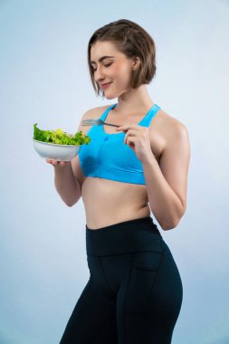 Vücut uzunluğunun tamamı atletik ve sportif, sağlıklı vejetaryen yiyeceklerle izole edilmiş arka planda duran genç bir bayanı çekiyor. Vejetaryen yaşam tarzından sağlıklı aktif ve vücut bakımı.