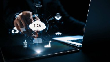 İş adamı CO2 emisyonlarını azaltmak için girişimlerde bulunuyor ve net sıfır hedefliyor. Daha yeşil bir gezegenin karbondioksitini azaltarak sürdürülebilirliğe olan bağlılığını gösteriyor. Kullanıcı Kimliği