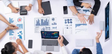 Üst düzey analist ekibi toplantı odasındaki mali verileri analiz etmek için BI Fintech 'i kullanıyor. İş anlayışı ve stratejik pazarlama planlaması için kağıt üzerinde analitik BI gösterge paneli. Tedbirli